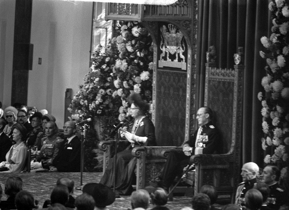 Koningin Juliana leest de troonrede voor in de Ridderzaal rechts prins Bernhard, Bestanddeelnr 924-9553