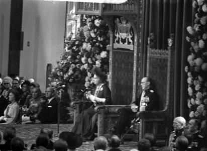 Koningin Juliana leest de troonrede voor in de Ridderzaal rechts prins Bernhard, Bestanddeelnr 924-9553