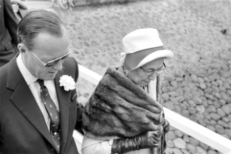 Koningin Juliana en prins Bernhard in Rotterdam prins Bernhard en burgemeesters, Bestanddeelnr 915-1566