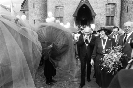 Koningin Beatrix met burgemeester Schols (l) bij het levende kunstwerk op het Bi, Bestanddeelnr 932-3463