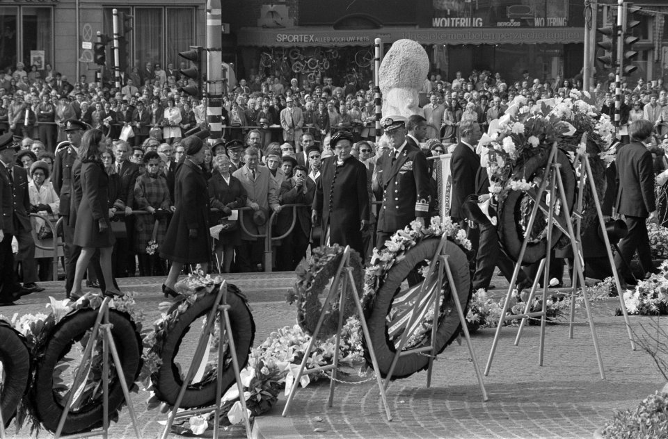 Koningin Juliana en prins Bernhard leggen een krans bij het monument op de Dam, Bestanddeelnr 925-5801