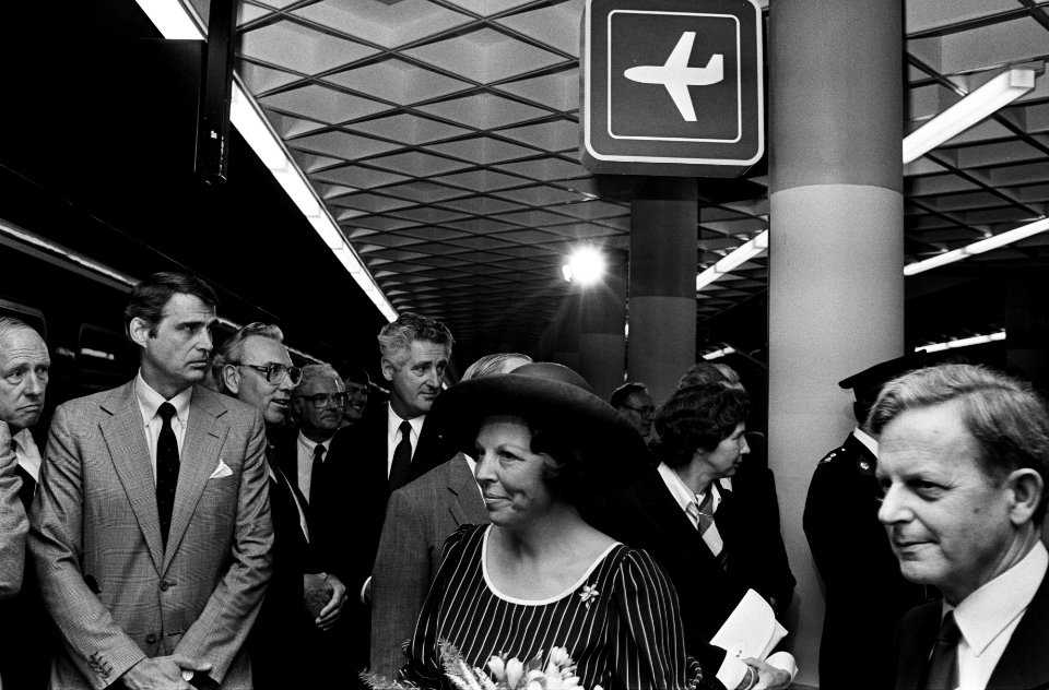 Koningin Beatrix en Prins Claus hebben officiele openi van de Schiphollijn verri, Bestanddeelnr 931-5200