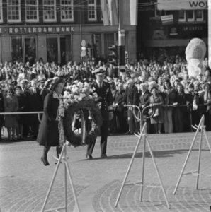 Koningin Juliana en prins Bernhard leggen een krans op Dam tijdens de plechtighe, Bestanddeelnr 926-3888