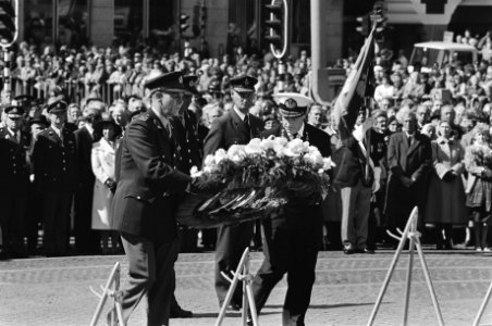 Koningin Beatrix en Prins Claus legden krans bij Nationaal Monument op de Dam i., Bestanddeelnr 932-1384