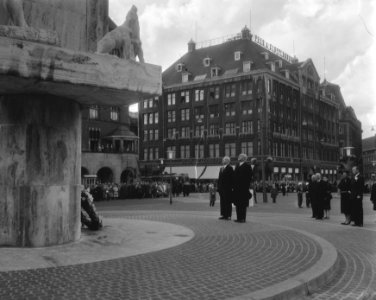 Koningin Juliana en prins Bernhard leggen een krans bij het Nationaal Monument o, Bestanddeelnr 910-3457