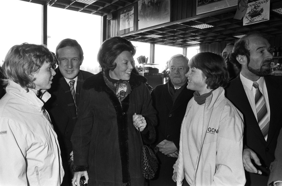 Koningin Beatrix, aanwezig op deel van WK-schaatsen in gesprek met schaatssters , Bestanddeelnr 933-5629