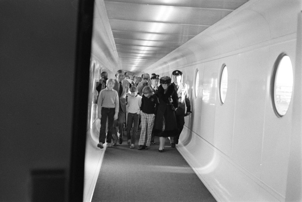 Koningin Beatrix en Prins Claus op Schiphol, terug van bezoek Nederlandse Antill, Bestanddeelnr 931-1367