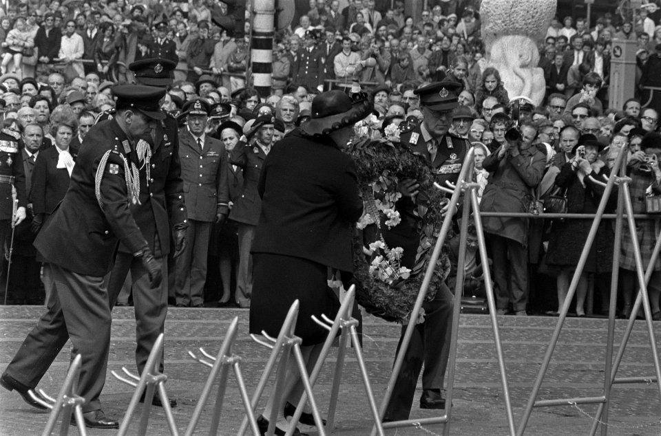 Koningin Juliana en prins Bernhard leggen een krans bij het Nationaal Monument …, Bestanddeelnr 923-4954