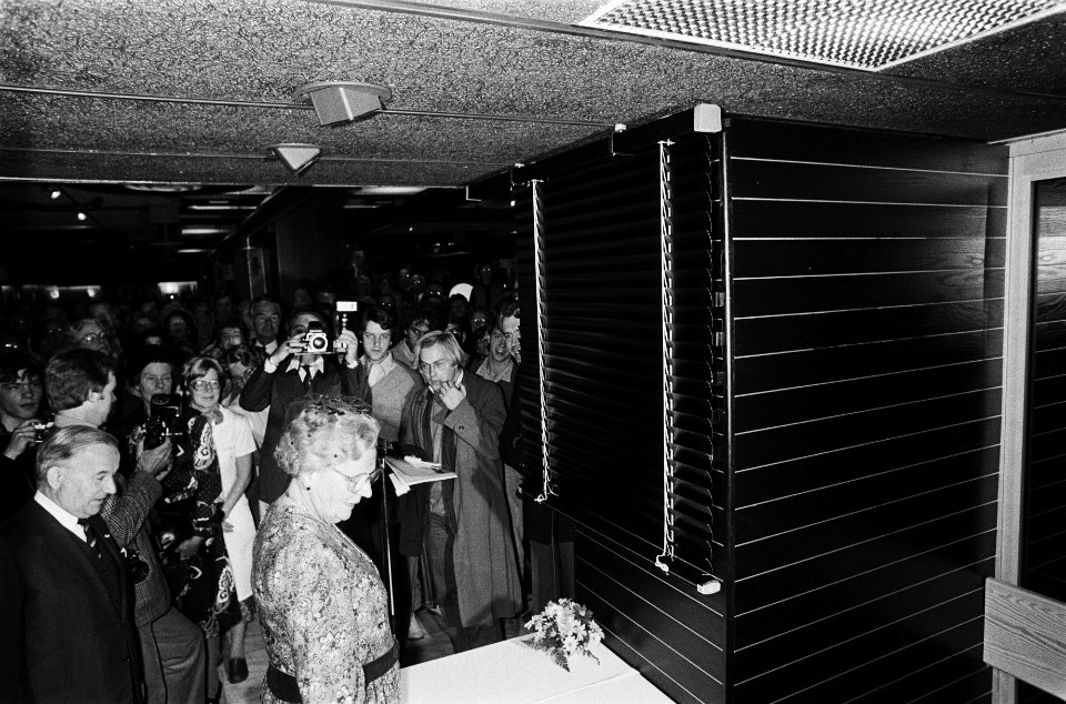 Koningin Juliana in de hal van het ziekenhuis, links ziekenhuis voorzitter Piet , Bestanddeelnr 930-5441