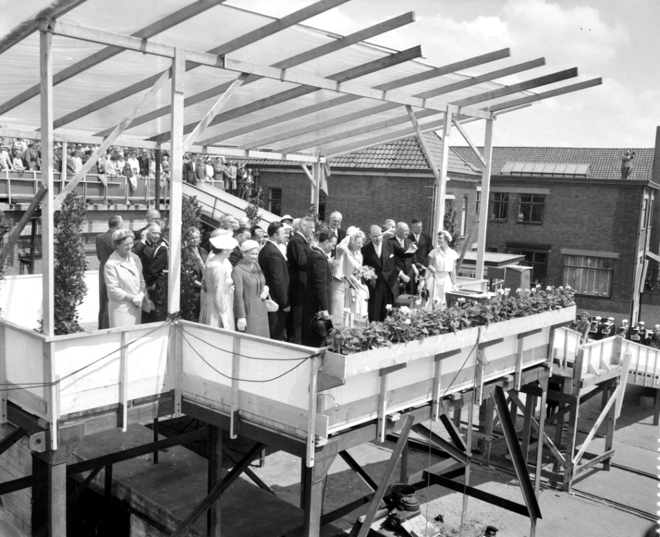 Koningin Juliana laat het schip te water, Bestanddeelnr 910-4086