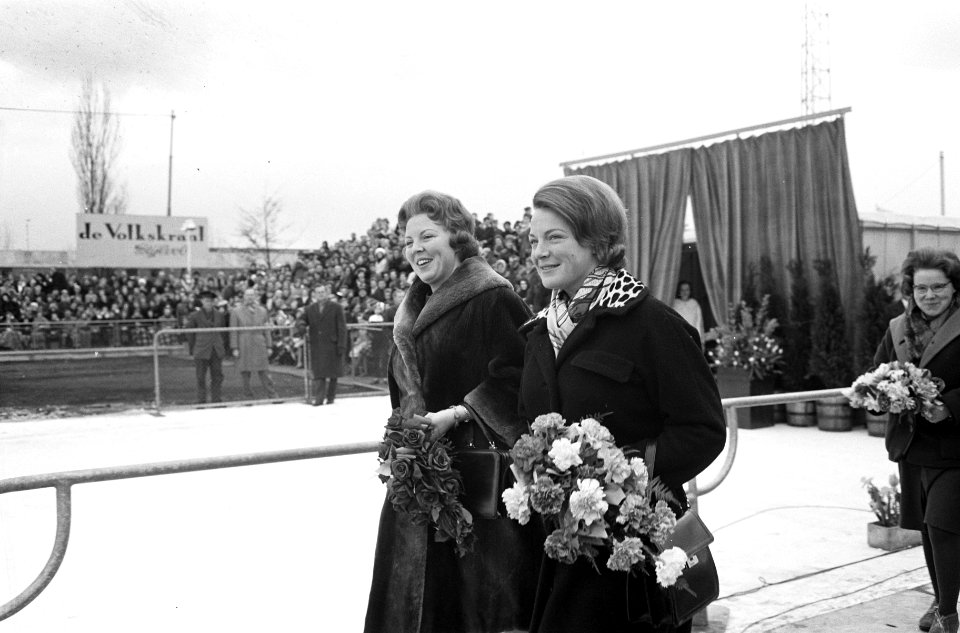 Koningin Juliana en prinsessen op Jaap Edenbaan bij huldiging Sjoukje Dijkstra, Bestanddeelnr 913-6864