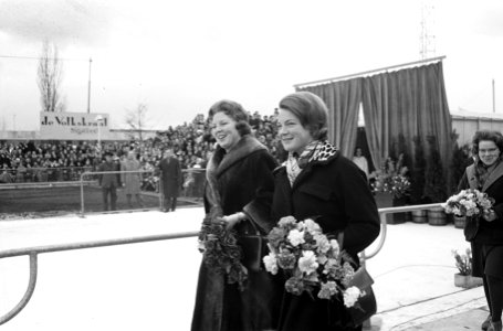 Koningin Juliana en prinsessen op Jaap Edenbaan bij huldiging Sjoukje Dijkstra, Bestanddeelnr 913-6864