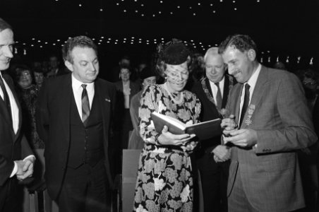 Koningin Beatrix bij viering 100-jarig bestaan Kon. Ned. Landbouw Comite (KNLC) , Bestanddeelnr 933-1410