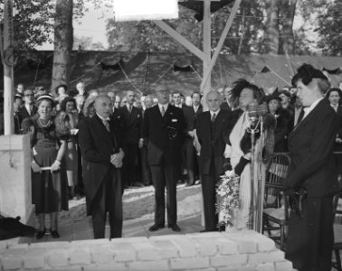 Koningin Juliana legt de eerste steen voor het Nederlands Studenten Sanatorium t, Bestanddeelnr 903-6446