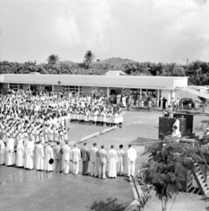 Koningin Juliana houdt een toespraak op het Stuyvesant college in Willemstad, Bestanddeelnr 252-3679