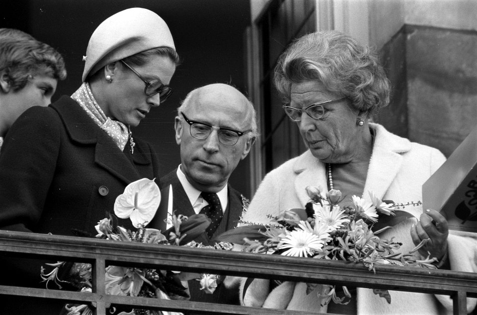 Koningin Juliana en prinses Gracia van Monaco kijken naar bloemencorso vanaf bal, Bestanddeelnr 925-8828