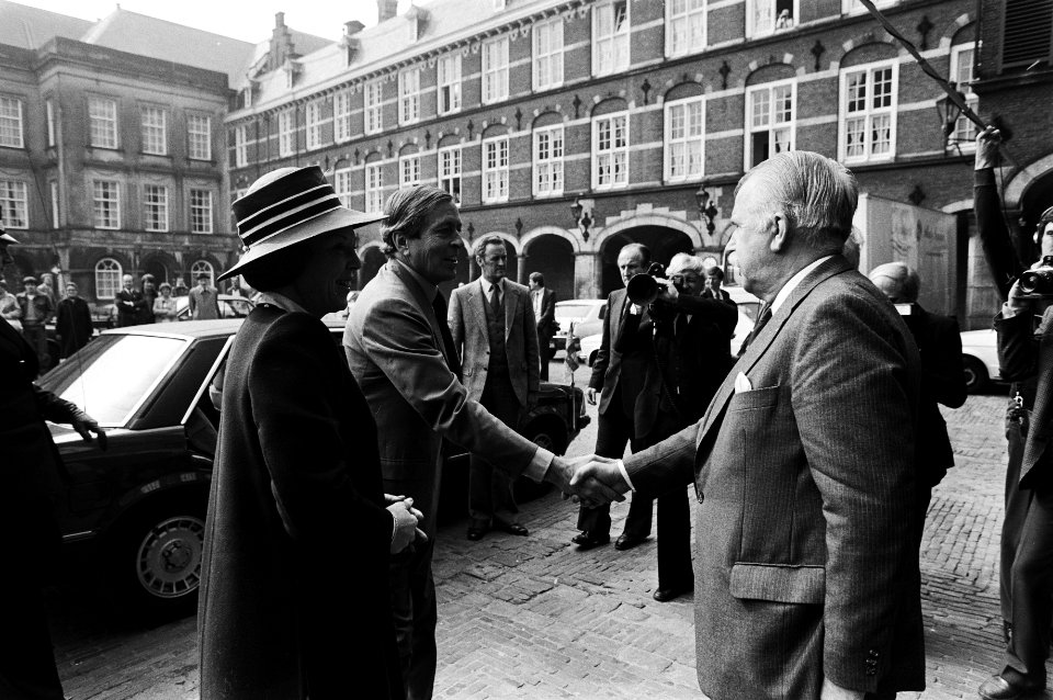 Koningin Beatrix brengt bezoek aan de Eerste Kamer , aankomst van Beatrix en Claus, Bestanddeelnr 931-4207