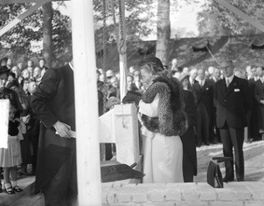 Koningin Juliana legt de eerste steen voor het Nederlands Studenten Sanatorium t, Bestanddeelnr 903-6444
