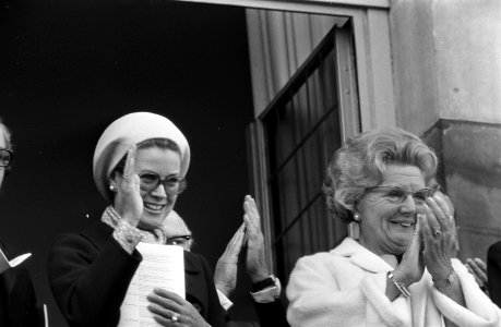 Koningin Juliana en prinses Gracia van Monaco kijken naar bloemencorso vanaf bal, Bestanddeelnr 925-8827