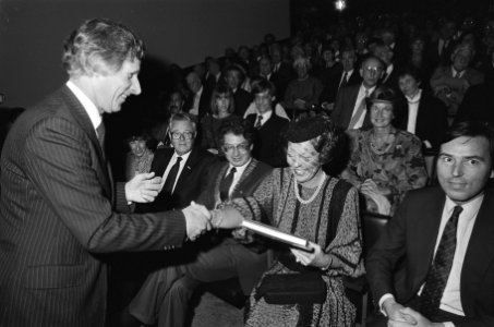 Koningin Beatrix bij viering 100-jarig bestaan Rijksmuseum hoofdirecteur Levie b, Bestanddeelnr 933-4340