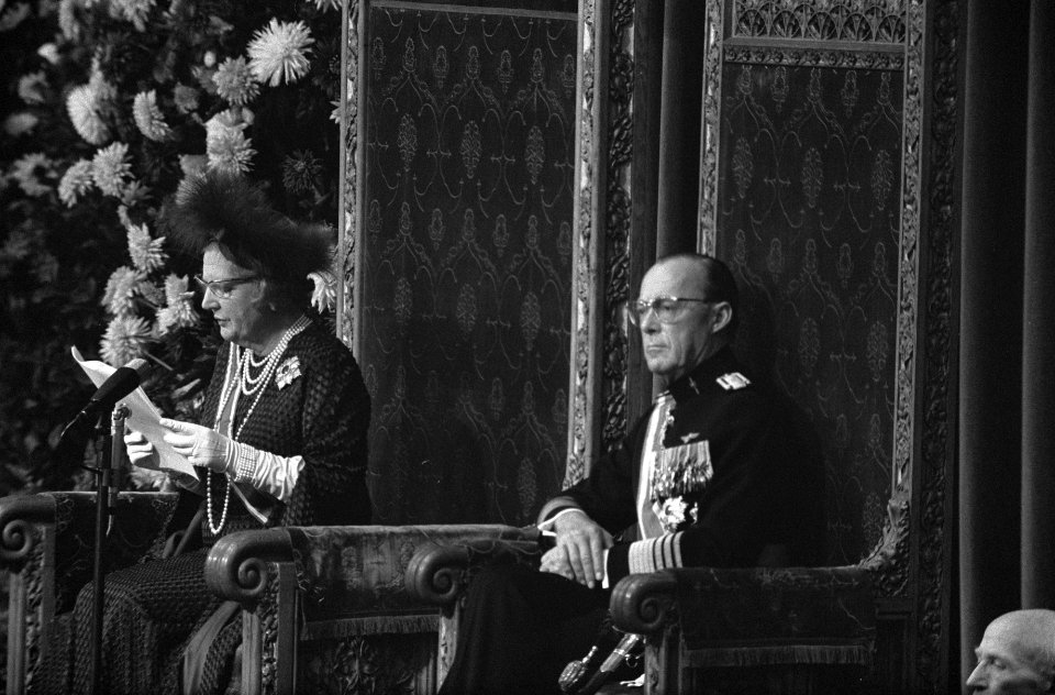 Koningin Juliana leest de troonrede voor in de Ridderzaal rechts prins Bernhard, Bestanddeelnr 924-9558