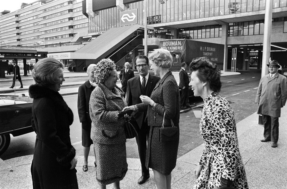 Koningin Juliana en Prinses Beatrix bij lustrumbijeenkomst Christen Jonge Vrouwe, Bestanddeelnr 923-9791
