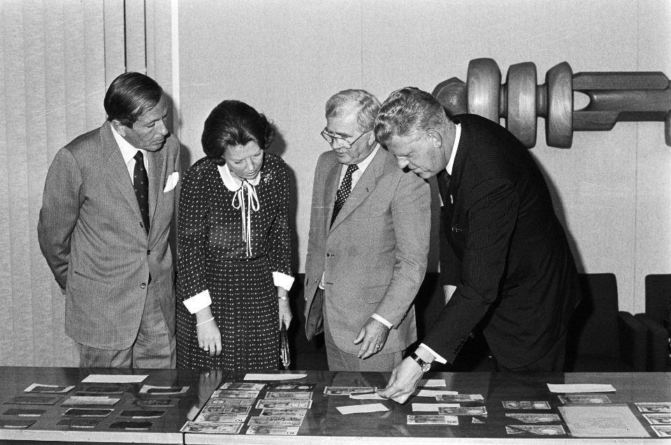 Koningin Beatrix en prins Claus bezoeken de Nederlandse Bank , rechts Duisenber…, Bestanddeelnr 932-3385