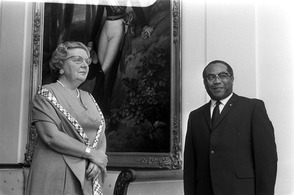 Koningin Juliana heeft op paleis Soestdijk B.M. Leito beëdigd als gouverneur van, Bestanddeelnr 923-6351