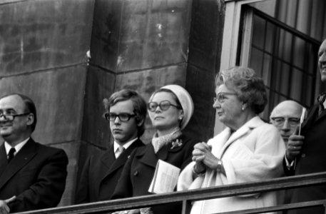 Koningin Juliana en prinses Gracia van Monaco kijken naar bloemencorso vanaf bal, Bestanddeelnr 925-8834
