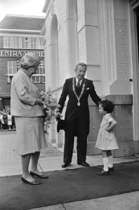 Koningin Juliana heeft bloemen gekregen van Martine des Tombe, de dochter van bu, Bestanddeelnr 920-3110