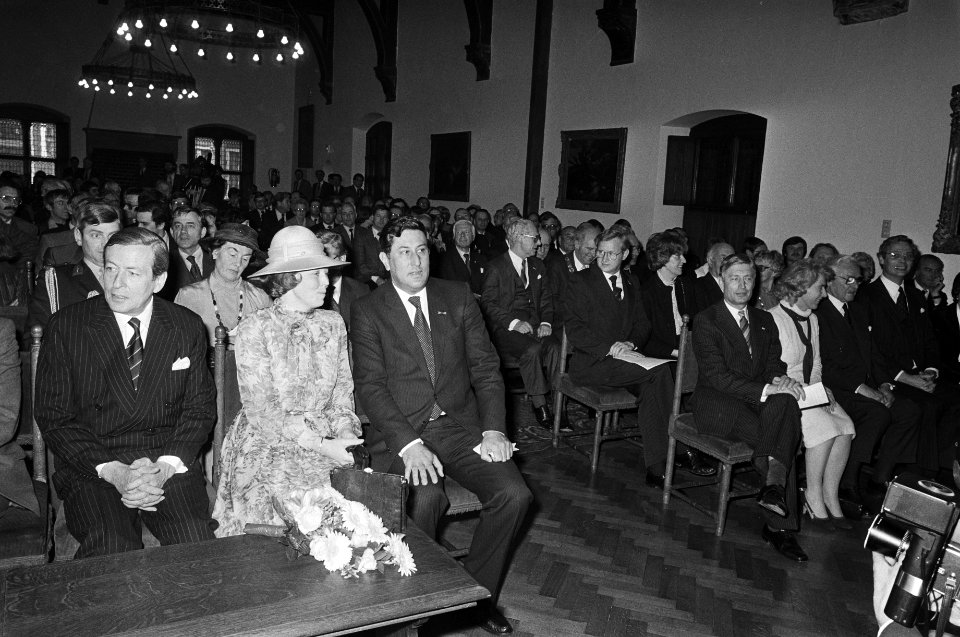 Koningin Beatrix en prins Claus wonen de herdenking bij van het 25-jarig bestaan, Bestanddeelnr 932-0705