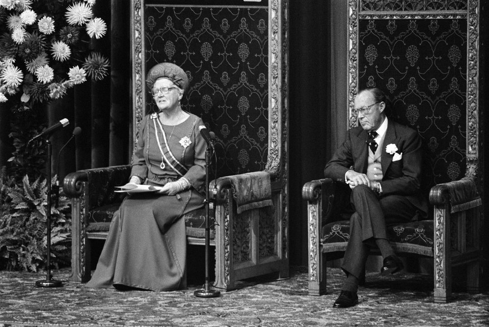 Koningin Juliana leest de troonrede, rechts van haar prins Bernhard, Bestanddeelnr 929-3548