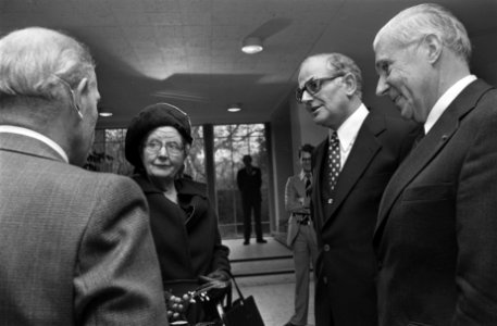 Koningin aanwezig bij viering 100 jarig bestaan landbouwonderwijs op Landbouwhog, Bestanddeelnr 928-4123