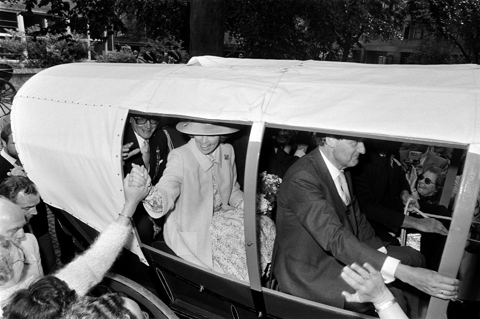Koningin Beatrix en Prins Claus bezoeken Zeeland nr 30 Koningin Beatrix in r, Bestanddeelnr 930-8837