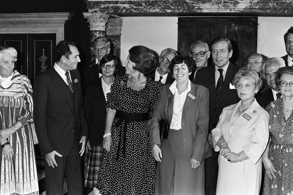 Koningin Beatrix en Prins Claus ontmoeten organisatoren van het symposium De ges, Bestanddeelnr 930-9925