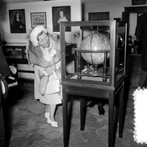 Koningin, bezoeken, globes, Juliana, koningin, Bestanddeelnr 905-1367