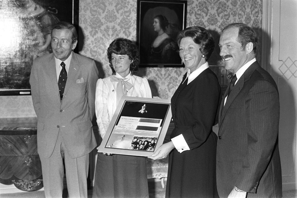 Koningin Beatrix en Prins Claus ontvangen de astronauten van de Space Shuttle mw, Bestanddeelnr 932-7156