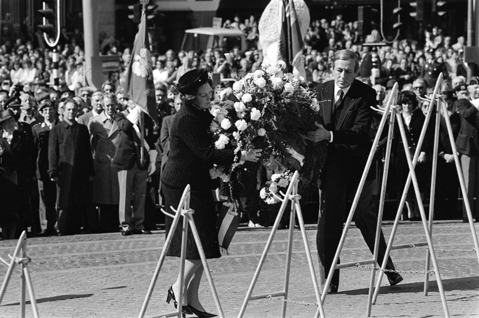Koningin Beatrix en prins Claus legden krans bij Nationaal Monument op de Dam i., Bestanddeelnr 932-1381
