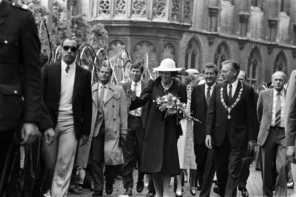 Koningin Beatrix en Prins Claus bij Nationale herdenkingsmanifestatie in Middelb, Bestanddeelnr 932-9587