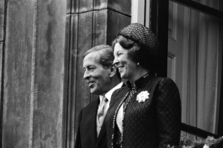 Koningin Beatrix en prins Claus op het balkon van Paleis Lange Voorhout, Bestanddeelnr 932-3354