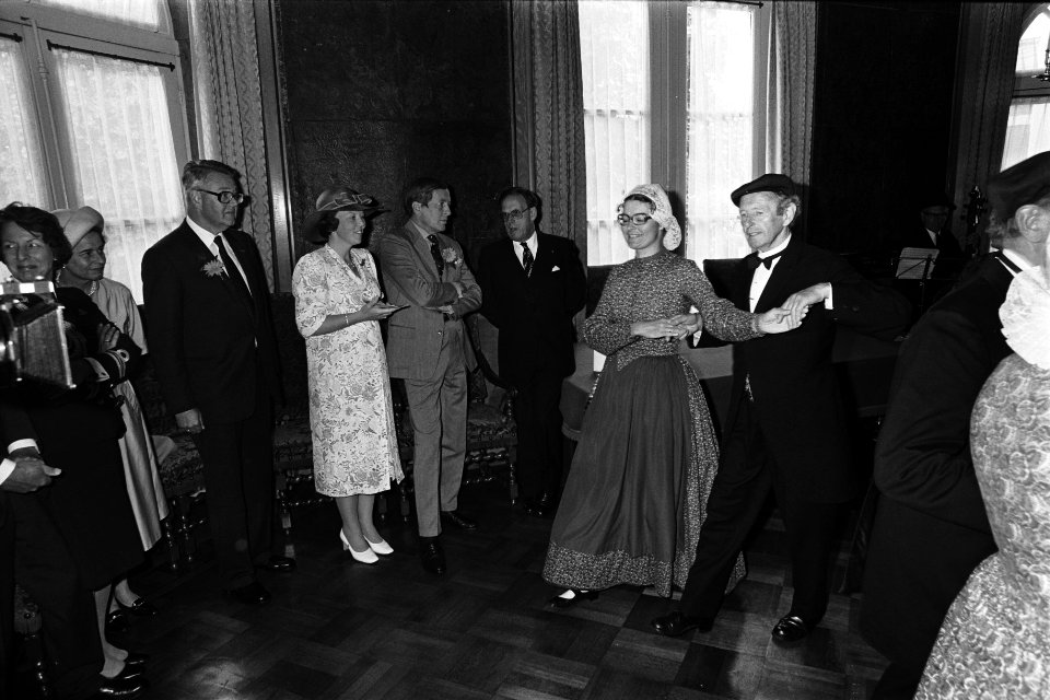 Koningin Beatrix en Prins Claus bezoeken Noord Holland Koninklijk Paar kijkt n, Bestanddeelnr 930-9015
