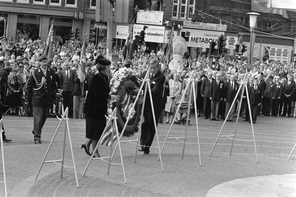 Koningin Beatrix en prins Claus leggen een krans bij monument op de Dam bij Nati, Bestanddeelnr 933-6481