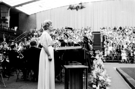 Koningin Beatrix, prins Claus, prinses Juliana en prins Bernhard wonen het Inter, Bestanddeelnr 930-8667