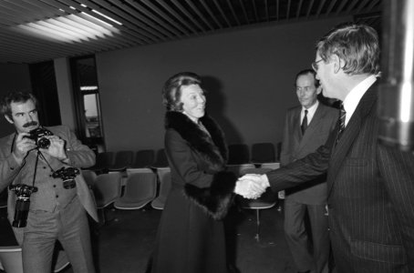 Koningin Beatrix en Prins Claus vertrokken vanaf Schiphol naar Nederlandse Antil, Bestanddeelnr 931-1100