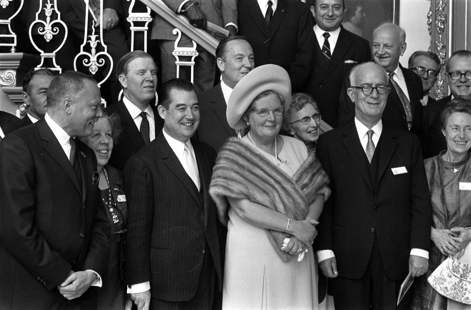 Koningin Juliana met delegatieleden, Bestanddeelnr 923-8931