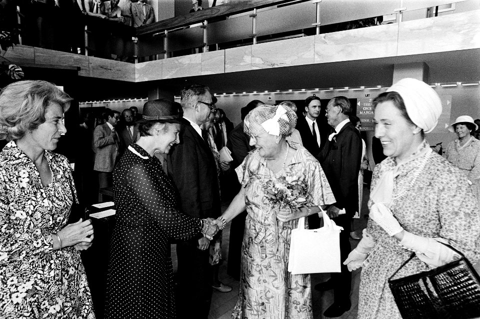 Koningin Beatrix, prins Claus, prinses Juliana en prins Bernhard wonen het Inter, Bestanddeelnr 930-8664