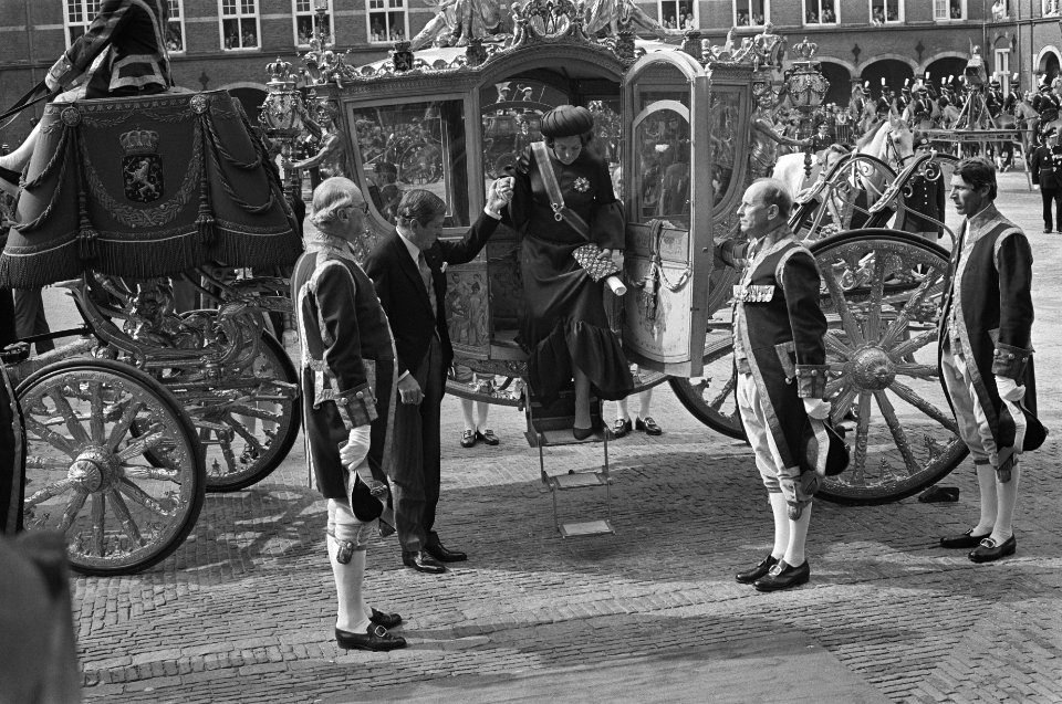 Koningin Beatrix en Prins Claus terwijl ze uit de Gouden Koets stappen bij aanko, Bestanddeelnr 931-0210