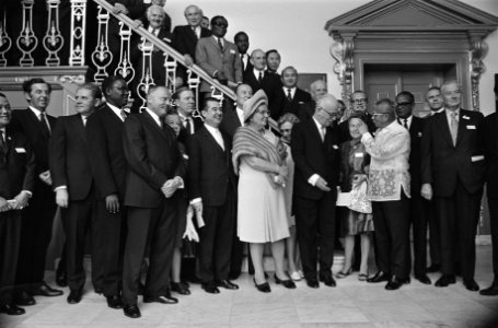 Koningin Juliana met delegatieleden, Bestanddeelnr 923-8932