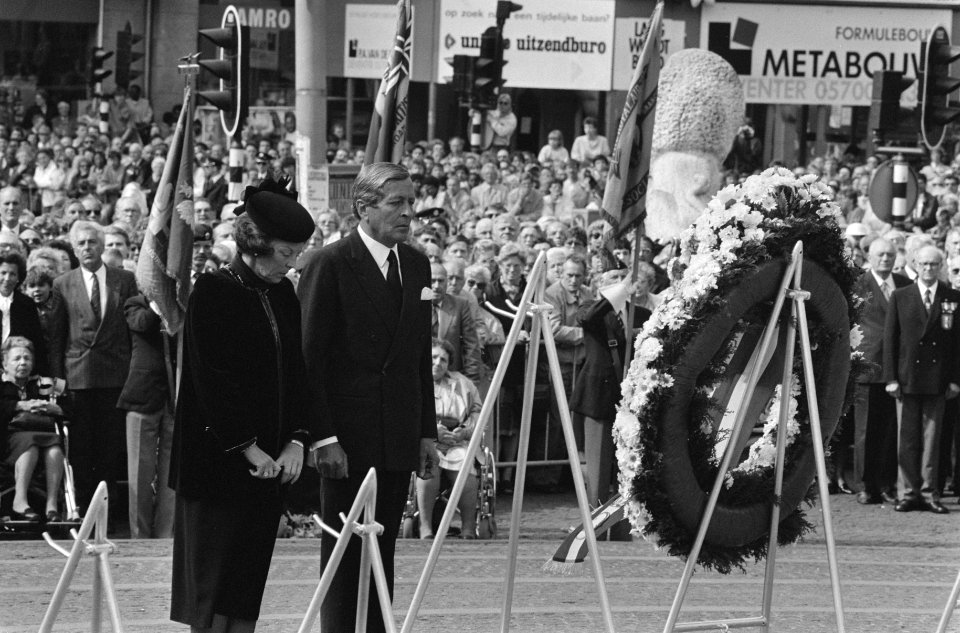Koningin Beatrix en prins Claus leggen een krans bij monument op de Dam bij Nati, Bestanddeelnr 933-6480