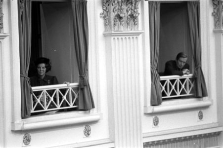 Koningin Beatrix, Dick Dolman (voorzitter Tweede Kamer) en prins Claus in de log, Bestanddeelnr 931-8367